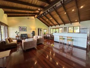 uma grande sala de estar com um bar numa casa em Latui Lodge em Savusavu
