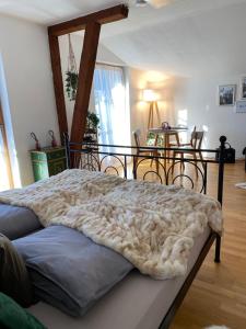 Un dormitorio con una cama con una manta. en NEUES ruhiges Apartment, Bergblick, Stellplatz, en Bischofswiesen