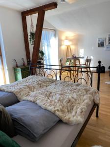 a bedroom with a bed with a blanket on it at NEUES ruhiges Apartment, Bergblick, Stellplatz in Bischofswiesen
