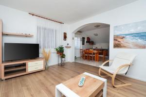 TV a/nebo společenská místnost v ubytování Apartments Janjac