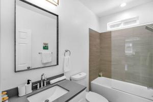 Koupelna v ubytování Plush Getaway with Hot Tub & Bay Area Views + 18 fotografií