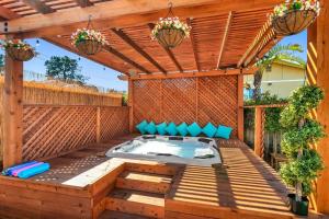 Galeriebild der Unterkunft Plush Getaway with Hot Tub & Bay Area Views in Pinole