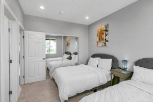 Postel nebo postele na pokoji v ubytování Plush Getaway with Hot Tub & Bay Area Views