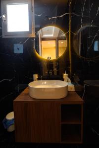 a bathroom with a sink and a mirror at Appartement luxueux et lumineux Maarif Casablanca in Casablanca