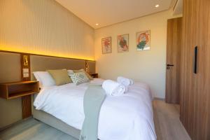 a bedroom with a bed with towels on it at Appartement luxueux et lumineux Maarif Casablanca in Casablanca