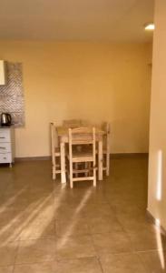 a kitchen with a table and chairs in a room at Nuevo Departamento Leona - EXCELENTE PROPIEDAD A ESTRENAR in Paso de los Libres