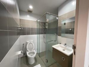 uma casa de banho com um WC, um lavatório e um chuveiro em Chalong inn Phuket em Chalong