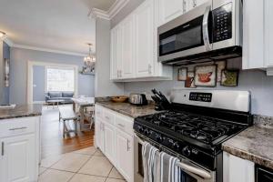 Kuchyň nebo kuchyňský kout v ubytování Walk to USC Devine Street - Cool Blue Bungalow