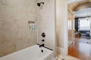 Koupelna v ubytování Walk to USC Devine Street - Cool Blue Bungalow + 28 fotografií