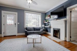 TV a/nebo společenská místnost v ubytování Walk to USC Devine Street - Cool Blue Bungalow