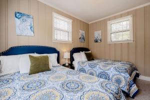 Postel nebo postele na pokoji v ubytování Walk to USC Devine Street - Cool Blue Bungalow