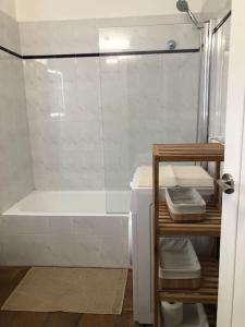 Das Bad ist mit einer Dusche und einer Badewanne ausgestattet. in der Unterkunft Joan Timoneda Agradable villa con vistas al mar y 2 parking in Roses