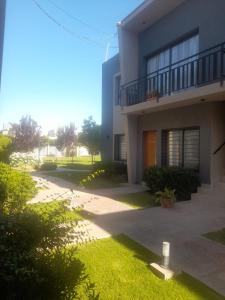 una casa con un passaggio di fronte di Moreno Park Complejo Residencial Bloque 5 Dep 1, Lujan de Cuyo a Ciudad Lujan de Cuyo