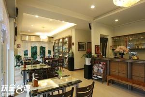 a restaurant with tables and chairs in a room at Ti Siang B&B in Ren'ai