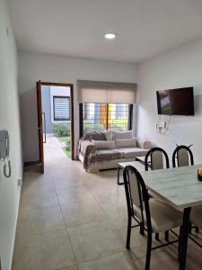 ein Wohnzimmer mit einem Sofa und einem Tisch in der Unterkunft Moreno Park Complejo Residencial Bloque 5 Dep 1, Lujan de Cuyo in Ciudad Lujan de Cuyo