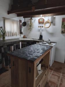 - une cuisine avec un comptoir et une cuisinière dans l'établissement Don Alejandro, à Córdoba
