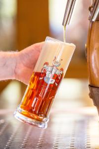 una bebida se vierte en un vaso en Brauerei Gasthof Reblitz, en Bad Staffelstein