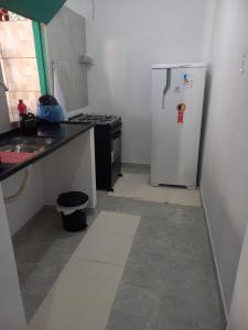 cocina con nevera blanca en una habitación en Casa d'lamour en Aracati