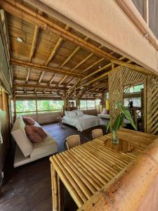 um quarto grande com uma cama e uma mesa em Oasis Santuario de Naturaleza em Ibagué