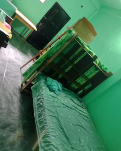a bunk bed in a room with a green comforter at Pedir WhatsApp al instagram iguazucataratashoy - por WhatsApp o mensaje para oficializar la reserva in Puerto Iguazú