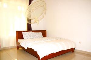 um quarto com uma cama com um espelho na parede em AUTOP BG Guest House em Kigali