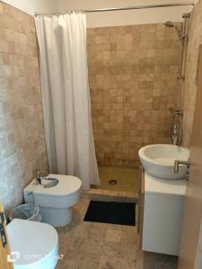 La salle de bains est pourvue de toilettes, d'un lavabo et d'une douche. dans l'établissement Residencial Monte Gordo Golf Rei Algarve, à Monte Gordo