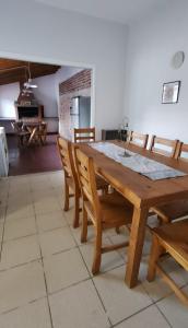 uma sala de jantar com uma mesa de madeira e cadeiras em Hostel Ohana em Mar del Plata