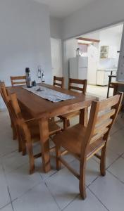 uma mesa de madeira e cadeiras numa cozinha em Hostel Ohana em Mar del Plata