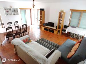 uma sala de estar com um sofá e uma mesa em Residencial Monte Gordo Golf Rei Algarve em Monte Gordo