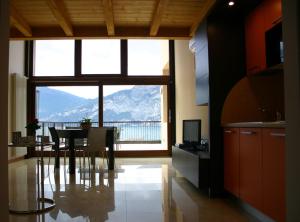 une salle à manger avec une table et une grande fenêtre dans l'établissement Hotel Garni Selene, à Malcesine