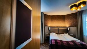 a hotel room with a bed and a window at Best Western Plus Hotel Willingen in Willingen