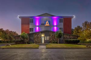 un edificio con luces púrpuras en la parte delantera en Motel 6 Little Rock AR South en Little Rock