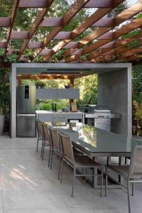 a patio with a table and chairs and an outdoor kitchen at Sparadise a natureza em harmonia com tecnologia in São Paulo