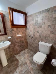 La salle de bains est pourvue de toilettes et d'un lavabo. dans l'établissement Bandurria, à Esquel