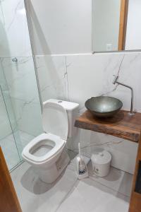 サンセバスチャンにあるCarolekerry Apartmentsのバスルーム(トイレ、ガラス張りのシャワー付)