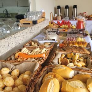 un buffet con muchas cestas de diferentes tipos de comida en Pousada Flor do Campo Cipó, en Santana do Riacho