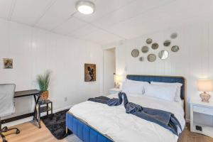 - une chambre avec un lit bleu et blanc et un bureau dans l'établissement Cozy Cabin w/breathtaking views, à Pilot Hill