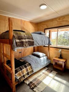 a bedroom with two bunk beds in a cabin at Parque pomponal in Castro
