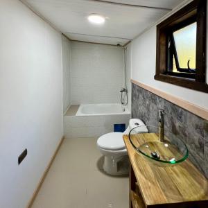 カストロにあるParque pomponalのバスルーム(洗面台、トイレ、バスタブ付)