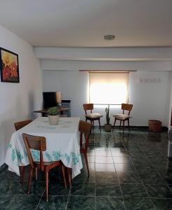 d'une salle à manger avec une table, des chaises et une fenêtre. dans l'établissement AppartMaipu496, à Balcarce