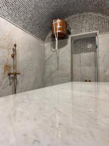 bagno con doccia e parete in vetro di Hotel Cataleya Al-Hoceima ad Al-Ḥoseyma