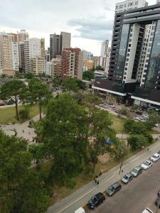 - une vue sur une ville avec des voitures garées dans une rue dans l'établissement APARTAMENTO SOLAR DA PRAÇA, Aconchegante e Climatizado, à Torres