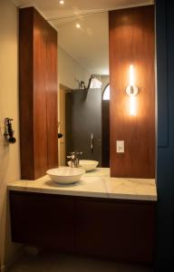 a bathroom with two sinks and a large mirror at La Casona in Santa Cruz de la Sierra