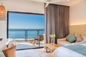 een slaapkamer met een bed en uitzicht op de oceaan bij Dreams Estrella del Mar Mazatlán Golf & Spa Resort in Mazatlán