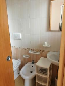 La petite salle de bains est pourvue de toilettes et d'un lavabo. dans l'établissement Case in Residence Torre dell'Orso, à Torre dell'Orso