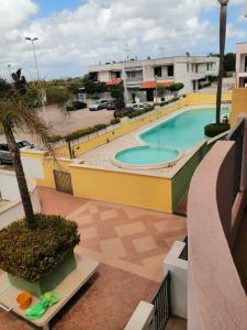 - une vue sur la piscine d'un hôtel dans l'établissement Case in Residence Torre dell'Orso, à Torre dell'Orso