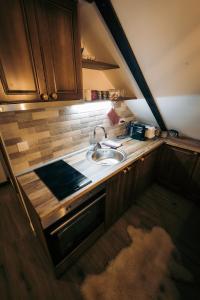 A kitchen or kitchenette at Vila Bajka
