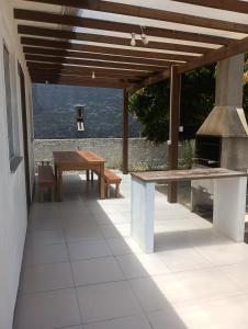 un patio con parrilla, mesa y banco en Casa Premium em Balneário Gaivota, en Sombrio