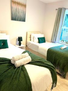 1 Schlafzimmer mit 2 Betten in Grün und Weiß in der Unterkunft Dover Castle Luxury Apartments in Kent