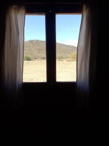 uma janela com vista para o deserto em Cabaña arcoiris em El Parador